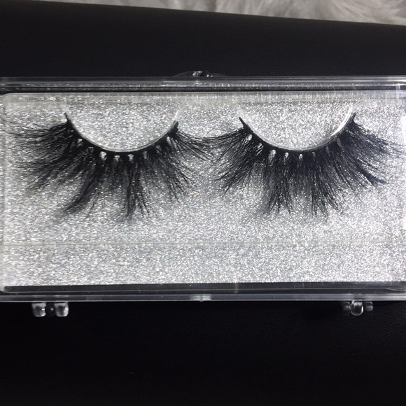 Mink Lashes Diva in the D Eyelashes - Picture 2 of 6